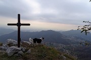 65 Dalla croce lignea vista sull'altopiano